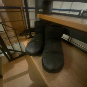 Svarta UGGs i storlek 37!! - Säljer ett par svarta UGG boots i mjuk mocka. Perfekta till vintern. Köpte för 2500kr och använda en halv vinter-säsong. Lite täcken på användning därav priset. Tycker gärna på ”KÖP” om du är intresserad