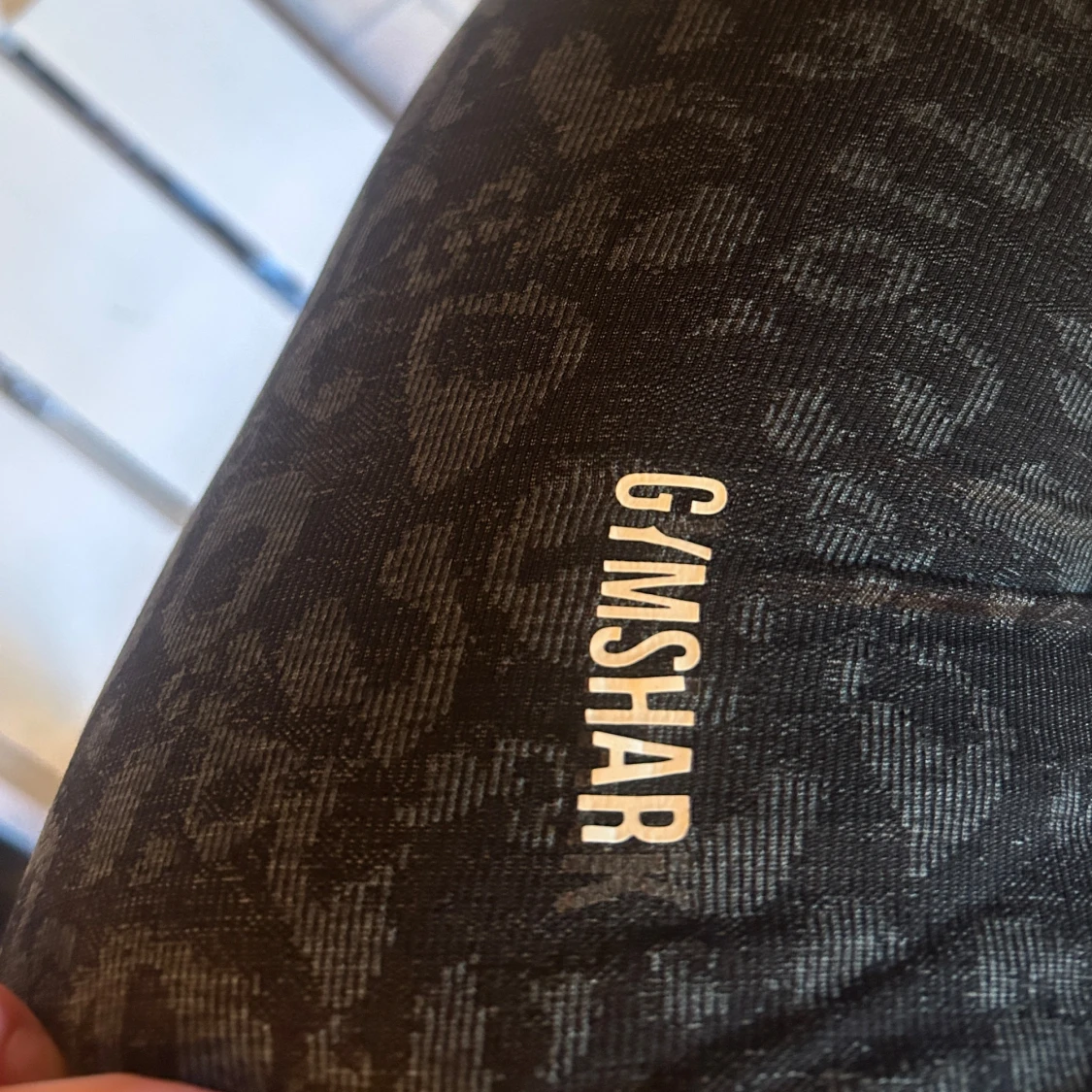 Svarta leopardmönstrade leggings från Gymshark - 1