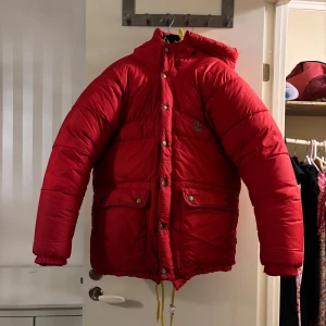 Dunjacka Fjällräven - Säljer denna oerhört tjocka och varma dunjacka från Fjällräven. Stl xxs men passar även en som har xs. Fläckar finns då den har några år på nacken. Köpare står för frakt 🤗
