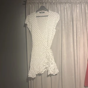  omlottklänning bikbok - Säljer denna super fina klänning ifrån biktok. Endast använd en gång!!💗