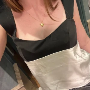 Svart vit festtopp - Säljer denna supersnygga festtopp då den aldrig kommit till använing💗