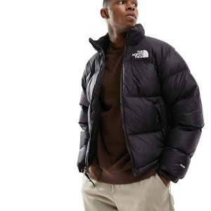 Svart pufferjacka från The North Face - Säljer en svart pufferjacka från The North Face i mycket bra skick. Jackan har en dragkedja framtill och är perfekt för kalla vinterdagar. Den är långärmad och har en klassisk pufferstil som håller dig varm och bekväm. Perfekt för både vardag och utomhusaktiviteter! Jättelitet hål som knappt syns 