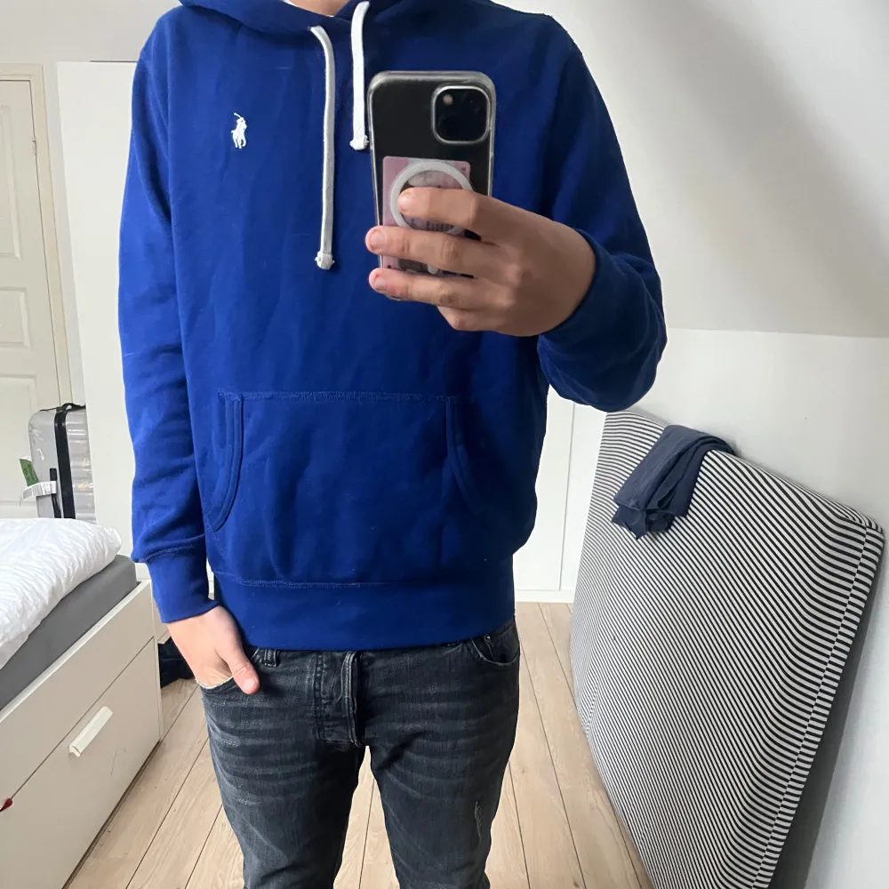 Säljer en snygg blå hoodie från Ralph Lauren i storlek M. Extremt skön och i väldigt bra skick! Hör av er vid frågor!😃. Tröjor & Koftor.