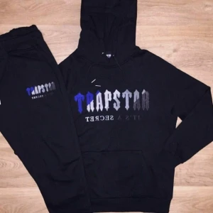 Trapstar hoodie - Lånad bild!! Säljer denna svarta trapstar hoodien, äktahets bevis finns på den då den är köpt för 3000kr men säljer nu för 670kr!! Kan tänka mig sänka priset!! Hoodien har vart använd i 1 säsong! Det är i storleke S men ifall du är M eller xs så går de att använda!!