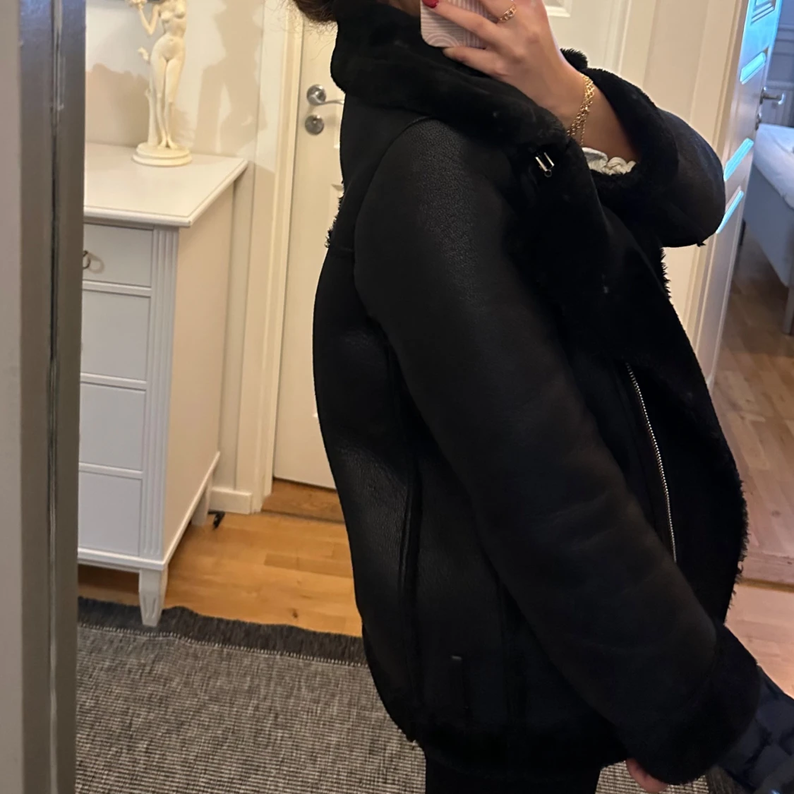 Svart jacka med pälsdetaljer - 90