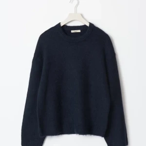 Mörkblå stickad tröja - Säljer en supermysig mörkblå stickad tröja. Perfekt för kyliga dagar med sin lösa passform och långa ärmar❤️slutsåld på hemsidan