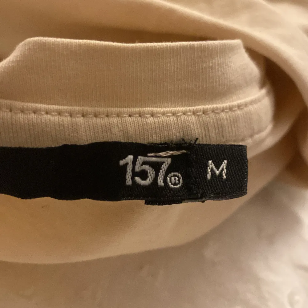 Säljer en beige t-shirt från lager 157 i storlek M. Den har en normal passform och är perfekt för vardagsbruk. T-shirten är i bra skick och passar till det mesta. 💗. Toppar.