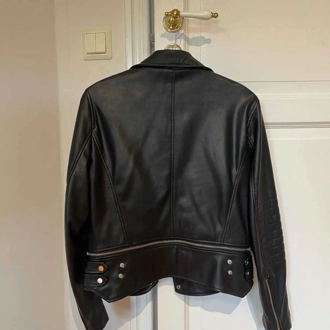 Svart skinnjacka från Zara - 90