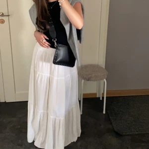 Långkjol - Jättefin vit långkjol, endast kommit till användning 1 gång , därav säljer jag den 😇från märket Stradivarius, köpt på Zalando 🤗 nypris - 399 kr 