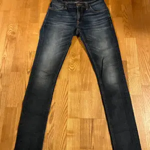 Säljer ett par snygga mörkblå jeans från Nudie Jeans i storlek W28 L32. I skinny fit men sitter mer som slim . Skick 9,5/10.