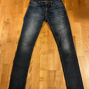 Mörkblå jeans från Nudie Jeans - Säljer ett par snygga mörkblå jeans från Nudie Jeans i storlek W28 L32. I skinny fit men sitter mer som slim . Skick 9,5/10.