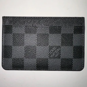 Korthållare  - Svart och grå mönstrad korthållare. Knappt använd. Skickar samma dag.