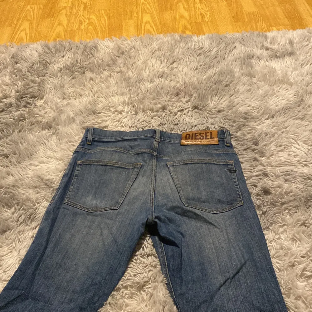 Säljer ett par snygga blå jeans från Diesel i väldigt bra skick. Då ja använt dom en gång.De har en lite washed effekt.De har en klassisk femficksdesign och en bekväm passform. Perfekta för både vardag och fest! 🕺. Jeans & Byxor.