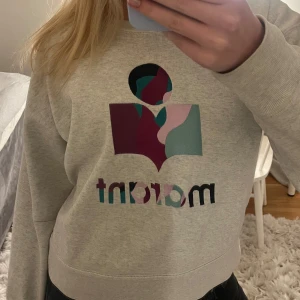 Beige sweatshirt med färgglatt tryck - Säljer min superfina Isabel Marant tröja, då den inte kommer till användning. Se sista bild för liten skada💓kontakta via dm