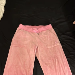 Rosa juicy  - Säljer dessa rosa juicy byxor i storlek M, de är i bra skick och även uppsydda men man kan ta ner stygnen så de blir långa igen. 
