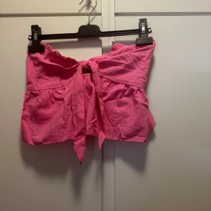 Rosa tubtopp  - Säljer en rosa söt tubtopp. Den har en silikonrand på insidan för att den inte ska glida ner