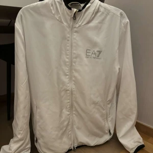 EA7 Armani jacka - EA7 Armani jacka ej använd, säljer för att den inte passa mig. Pris kan diskuteras vid snabb affär och ställ frågor om ni har 