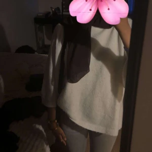 Vit stickad tröja - Mysig vit stickad tröja med trekvartsärm. Perfekt för kyliga dagar och kan enkelt matchas med jeans eller kjol. Tröjan har en avslappnad passform och är superbekväm att bära. Perfekt för både vardag och lite finare tillfällen.