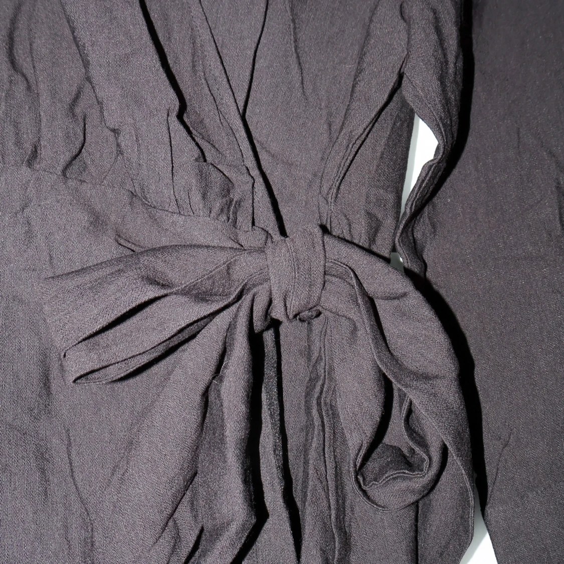 Svart omlottklänning med knytband