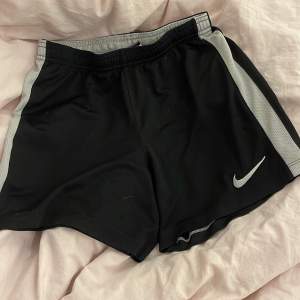 Säljer ett par svarta träningsshorts från Nike, de har snörning på insidan❤️Står storlek M men skulle mer säga att den passar xs/s