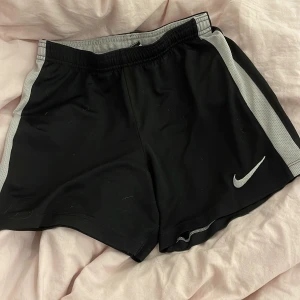 Svarta träningsshorts från Nike - Säljer ett par svarta träningsshorts från Nike, de har snörning på insidan❤️Står storlek M men skulle mer säga att den passar xs/s