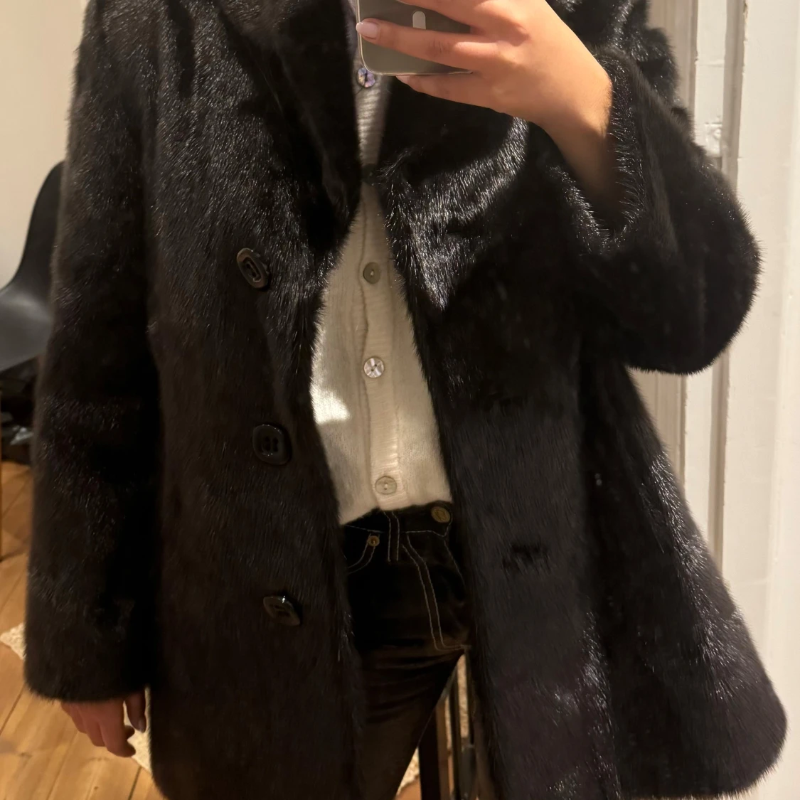 Svart pälsjacka