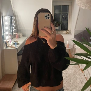 Svart offshoulder tröja - Säljer en superfin svart offshoulder tröja, skriv om ni har några frågor eller funderingar!💕