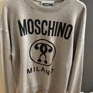 Moschino Sweatshirt - Mycket fin tröja som är väldigt fint skick inget spår av användning.