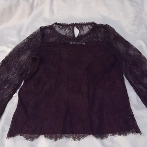 Vinröd spetsblus från KappAhl - Säljer den eftersom den är för stor för mig<3Säljer en elegant vinröd spetsblus från KappAhl i storlek 38. Blusen har långa ärmar och en vacker spetsdesign som ger en romantisk känsla. Perfekt för höst och vinter, och kan stylas både upp och ner beroende på tillfälle. Ett måste i garderoben för den som älskar detaljer!