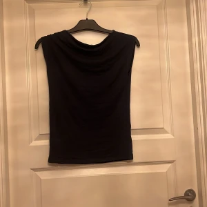 Marin blå T-shirt ❤️ - Nästan helt oanvänd T-shirt har ej kommit till användning under sommaren !❤️