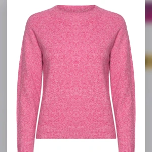 Rosa stickad tröja - Säljer en superfin rosa stickad tröja. Den är i väldigt bra skick och bara andvänd fåtal gånger. Den är i storlek S och kommer från Vero Moda