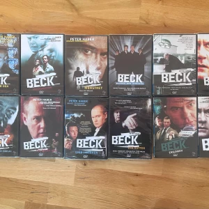 Beck DVD-samling - Säljer en samling av Beck-filmer på DVD med Peter Haber och Mikael Persbrandt. Perfekt för den som älskar svensk kriminaldrama! Innehåller flera spännande titlar som 'Mannen med ikonerna' och 'Kartellen'. Alla skivor är i bra skick och kommer i sina originalfodral. Och med plasten på ni kan även välja ut ett visst antal ni vill ha ❤️99kr styck i butik  kan sänka priset om ni vill