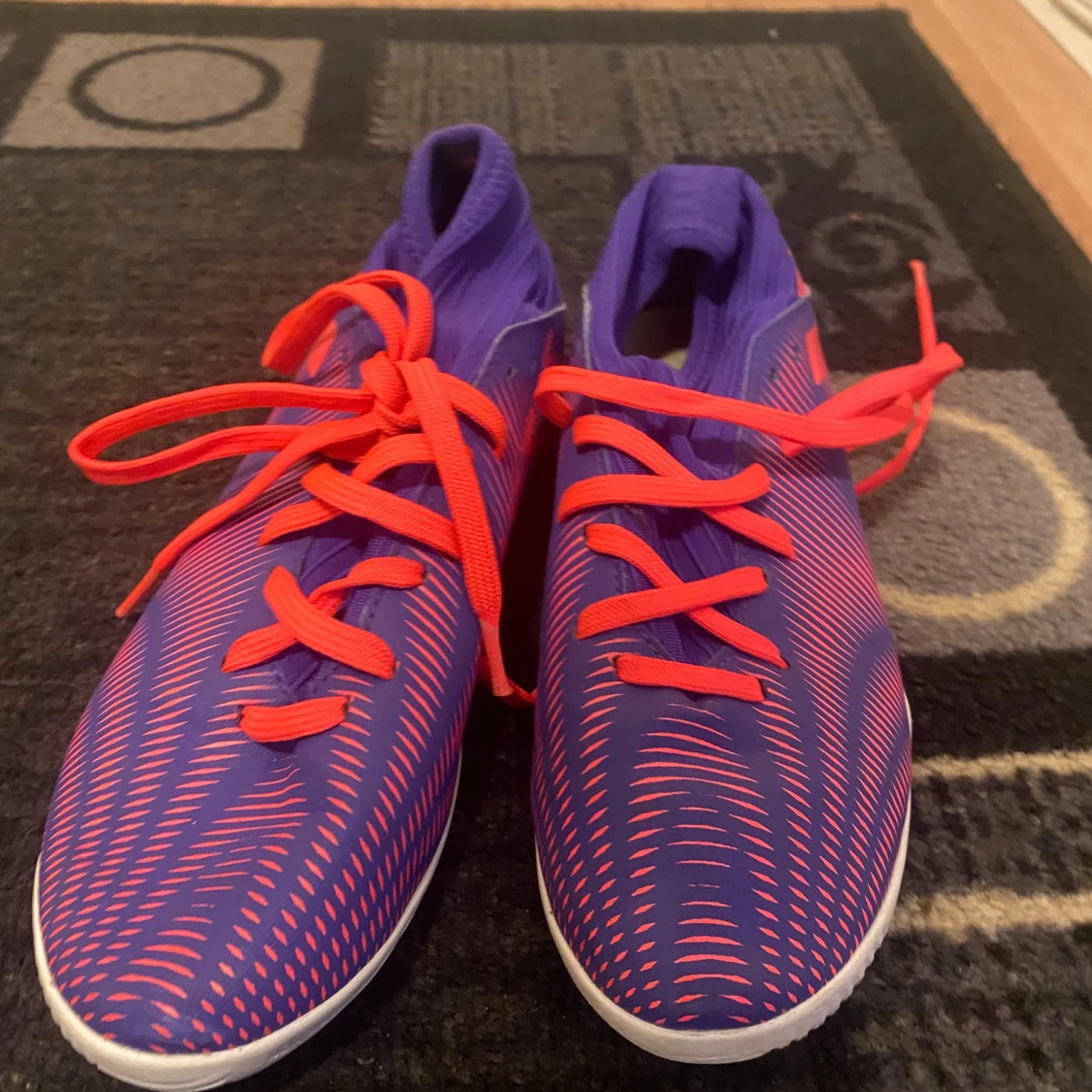 Lila och röda fotbollsskor