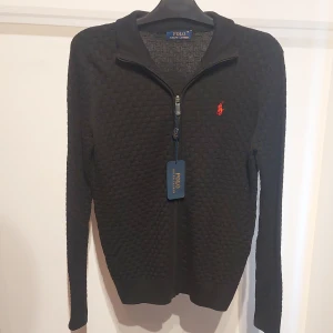 Svart Polo Ralph Lauren kofta - Säljer en snygg svart kofta från Polo Ralph Lauren i storlek M. Det är en mer tunnare kofta.