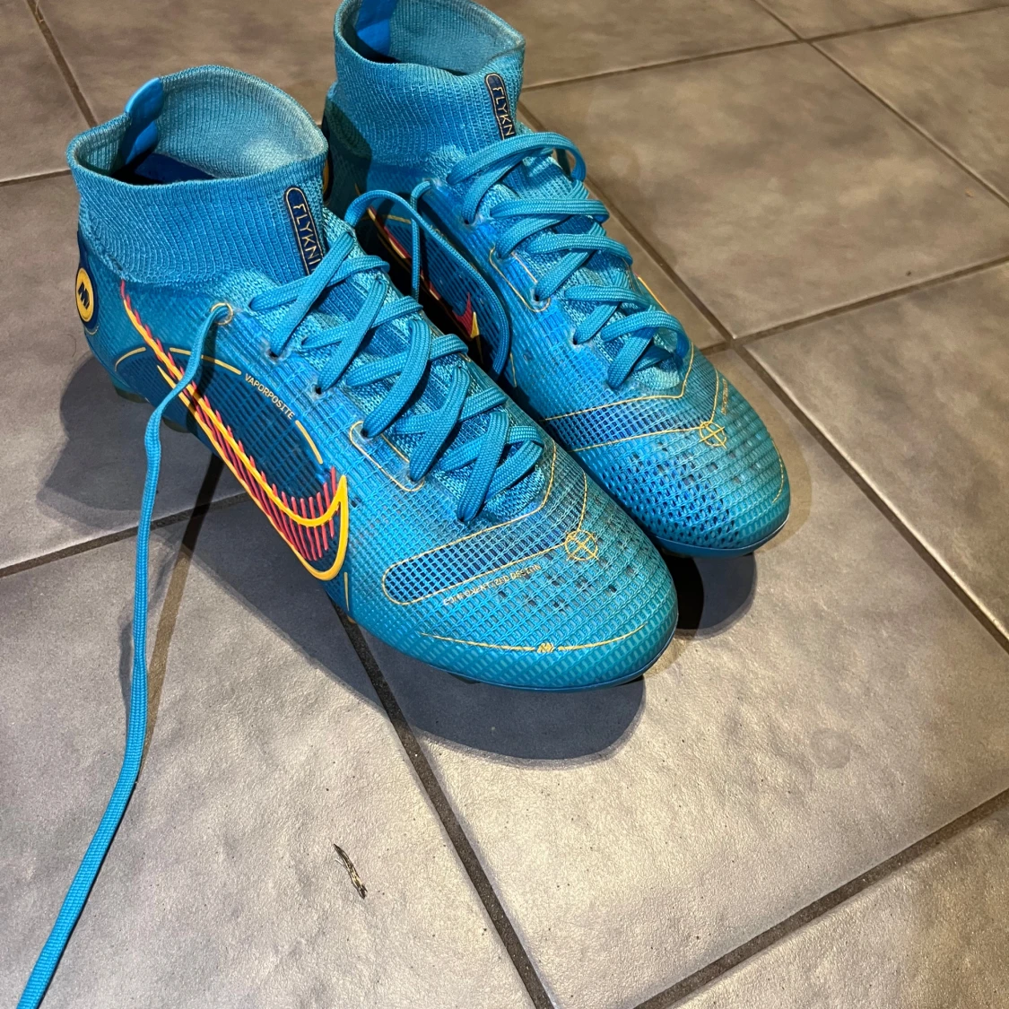 Blå fotbollsskor från Nike