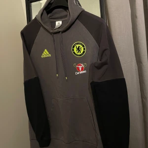 Adidas hoodie Chelsea FC (M) - Hoodie från Adidas med Chelsea FC emblem. Tröjan är i storlek Medium och är i mycket bra skick.