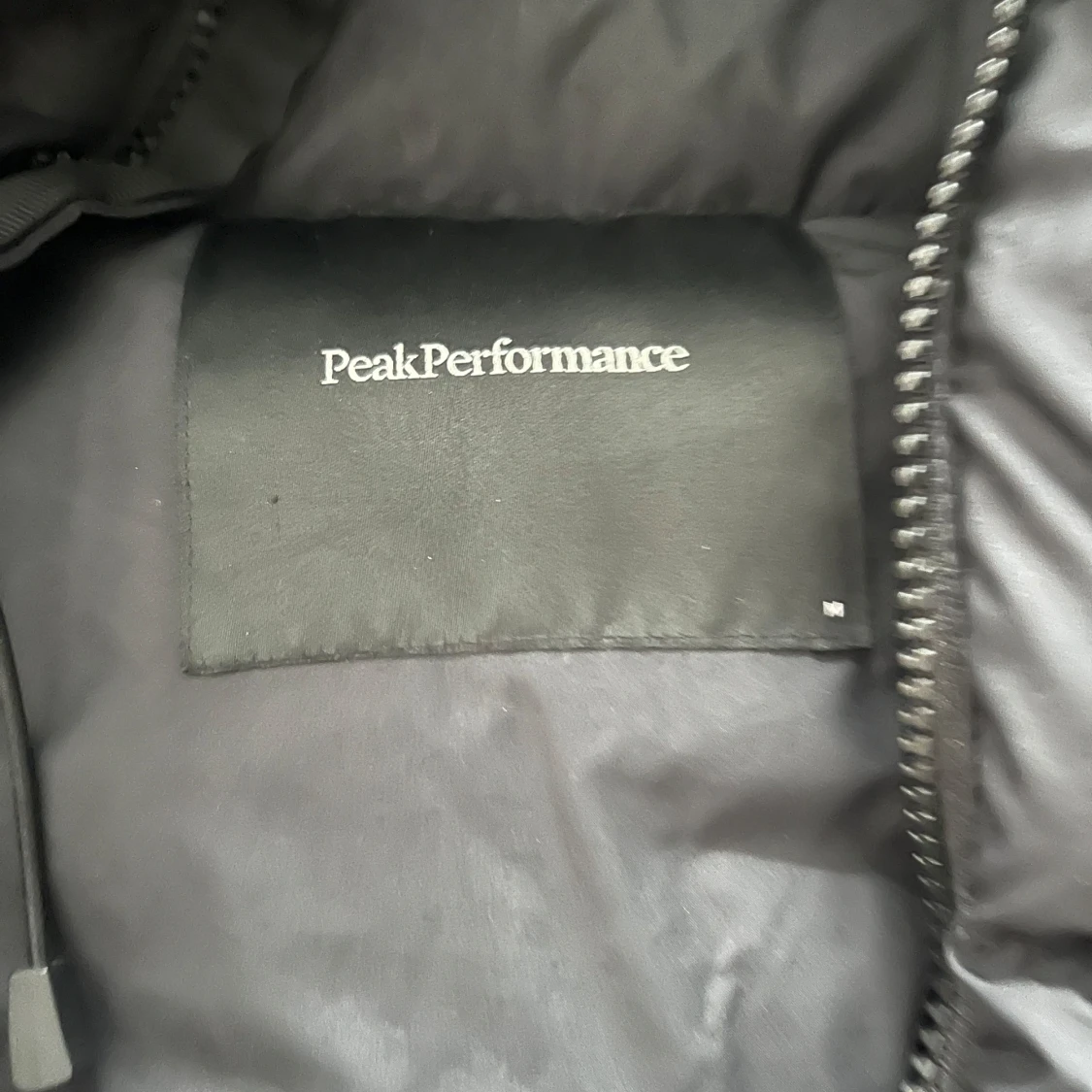 Svart pufferjacka från Peak Performance - 93