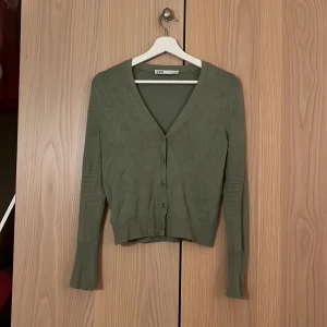 Kofta - Så fin kofta med snygga guld knappar. Tyvär har en knapp gått sönder som man ser på bild 3 därav priset. Men inget som märks om man tar knappen igenom.