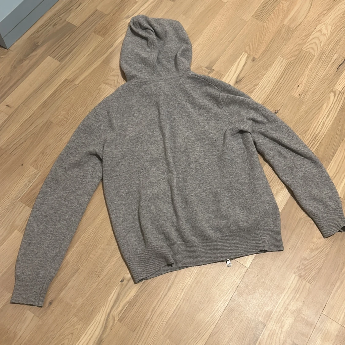 Grå kashemere hoodie från Sayless - 91