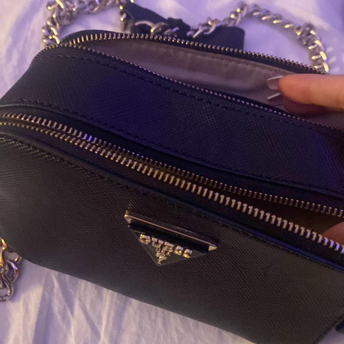 Svart axelväska från Guess - 90