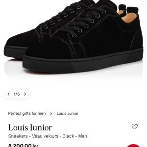 Säljer ett par stilrena Loubs sneakers i svart mocka. De har en klassisk design med snörning och en bekväm passform. Perfekta för både vardag och festliga tillfällen. Skorna är i nytt skick och ger en lyxig känsla till varje outfit. Ptiset kan sjävklart diskuteras och det är bara att skriva om man är nyfiken