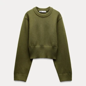 Olivgrön stickad tröja från Zara - Säljer en superfin olivgrön stickad tröja från Zara. Den är croppad med långa ärmar.  Endast testad. 