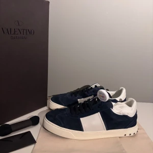 Valentino flycrew  - Säljer ett par sjukt snygga flycrews i storlek 40,5 cond 10/10 endast testade. Kommer med all OG