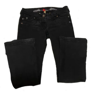 Svarta lowaist jeans - Snygga svarta jeans i bra skick!