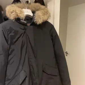 Säljer nu min vinterjacka från woolrich i storlek L, jackan är i nyskick och har inga tydliga tecken på användning. Kan posta jackan eller mötas upp i Göteborg! Nypris ca 10 000 kr.