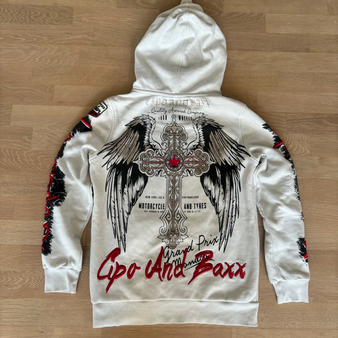 Vit hoodie med tryck från Cipo & Baxx