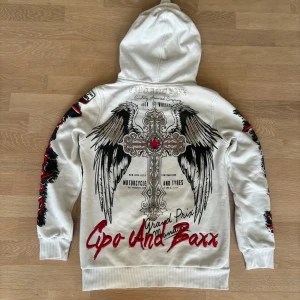 Vit hoodie med tryck från Cipo & Baxx - Asball hoodie från Cipo & Baxx. Säljer för den är för liten för mig (Storlek S), mått finns i pm. Tar trades!