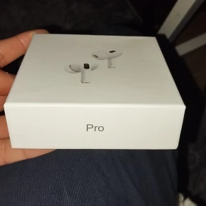 Trådlösa hörlurar Pro i vitt - Säljer ett par helt nya trådlösa hörlurar Pro i vitt. De kommer i originalförpackning och är fortfarande inplastade. Perfekta för musikälskare som vill ha bra ljud och smidig användning. Passar både till vardags och träning. Hörlurarna har en stilren design och är enkla att ta med sig överallt.