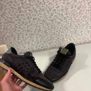 Valentino Rockrunners - Säljer ett par snygga Valentino Rockrunners. De har en bekväm passform och är perfekta nu för höst/vintern. Skick är 8/10 och pris kan diskuteras vid snabb affär!