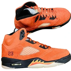 Nike Air Jordans i orange mocka - Säljer ett par grymma Nike Air Jordans i orange mocka. Säljer dem eftersom de inte är min stil längre. Knappt använda, utan original lådan eller så:)